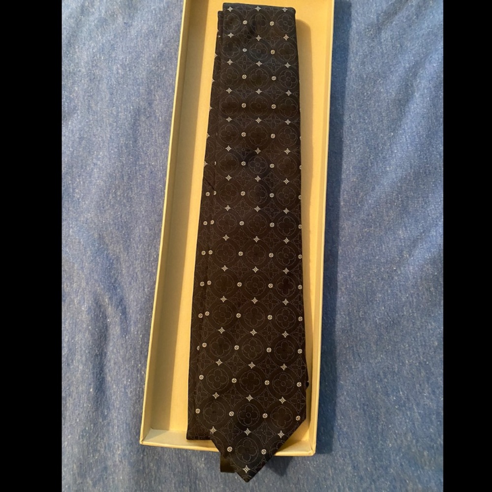 LV men’s tie